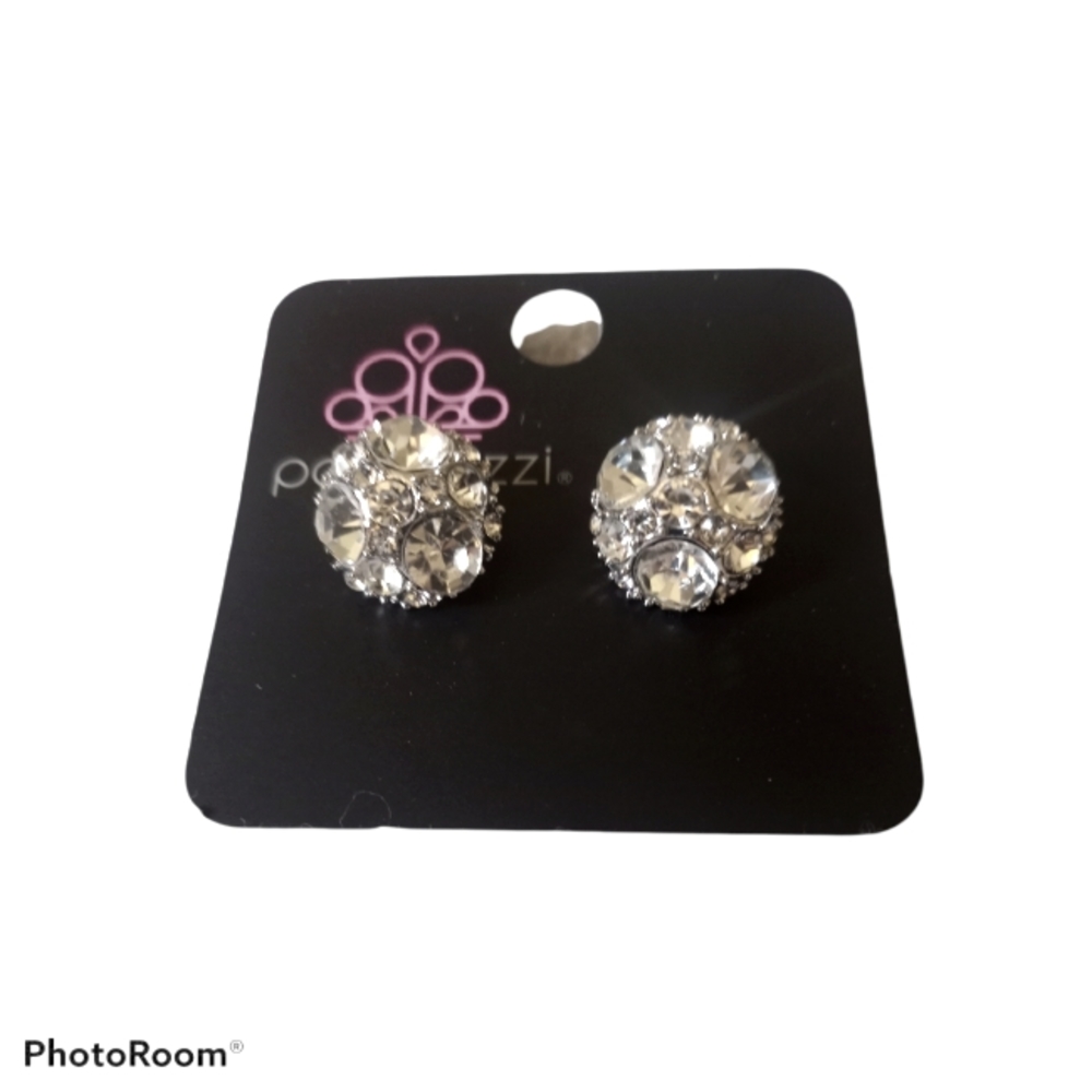 💥💥SOLD💥💥Wonens studded Earrings